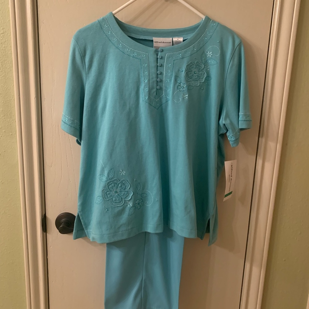 Alfred Dunner shirt and pant set. Size: PL. Aqua